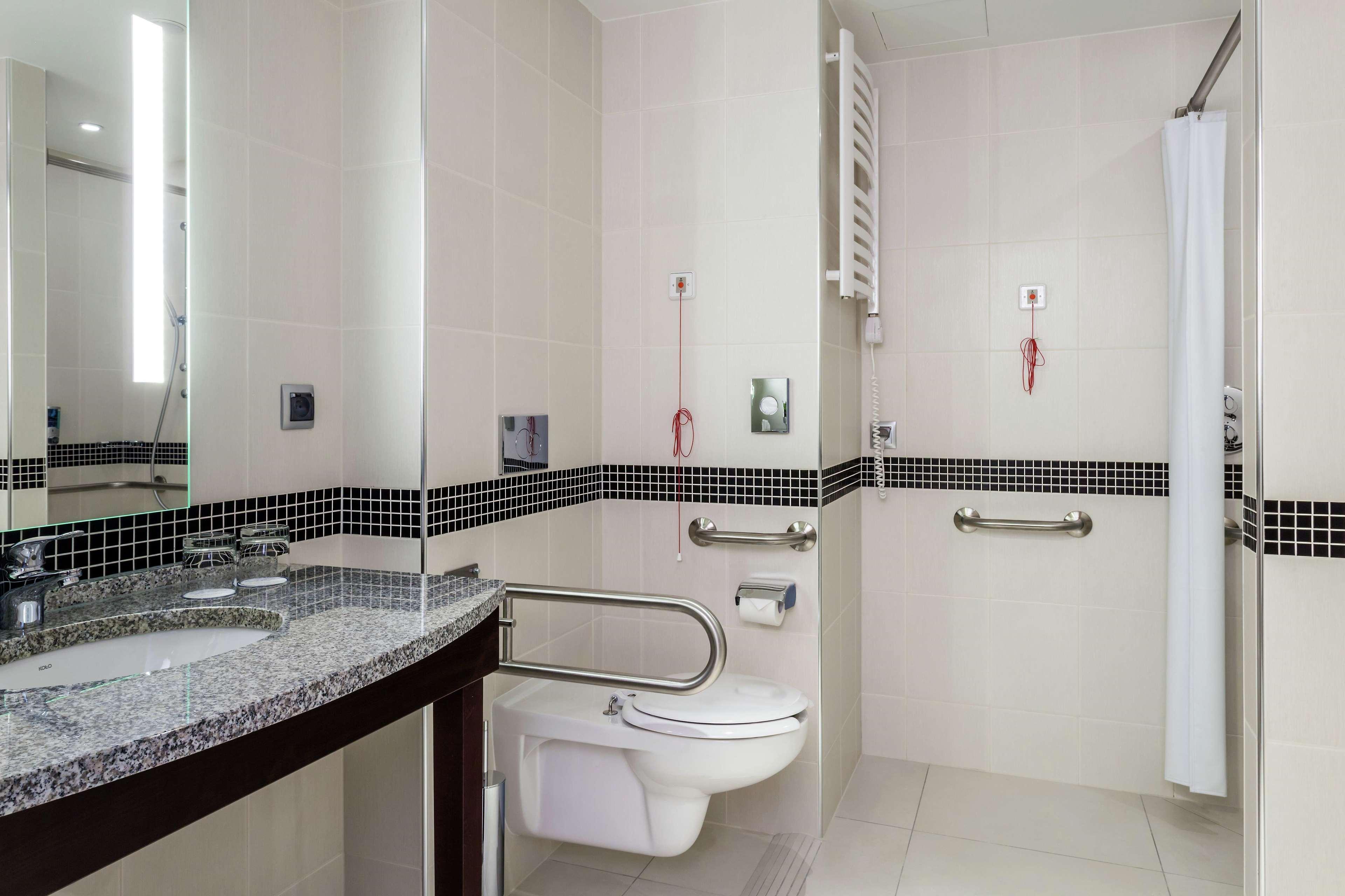 Hotell Hampton By Hilton Airport 3*