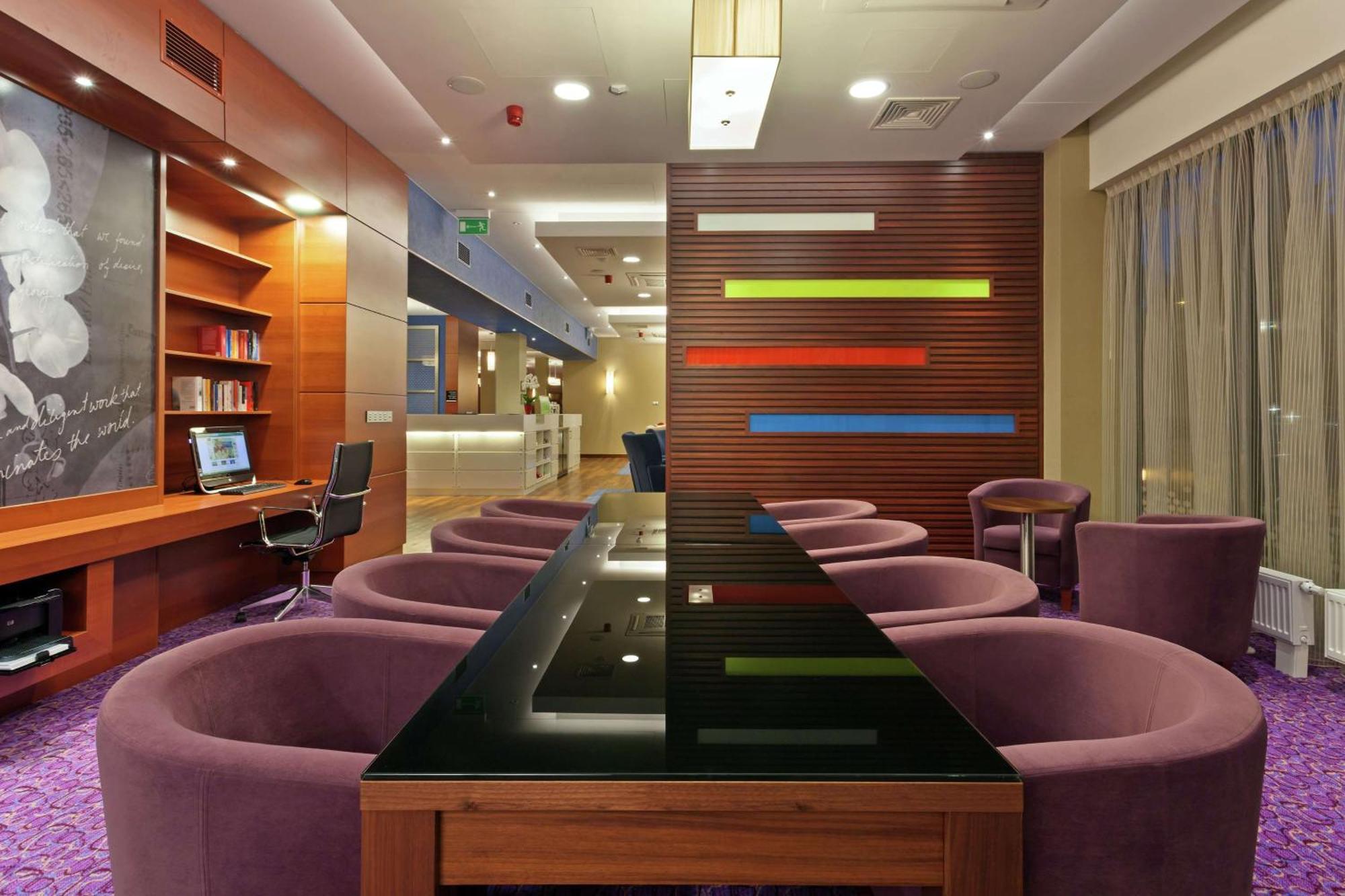 Hotell Hampton By Hilton Airport 3*